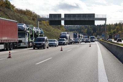 Wurmberg: schwerer Verkehrsunfall zwischen Pkw und Lkw - 1 Person schwer und 1 Person mittelschwer Verletzt